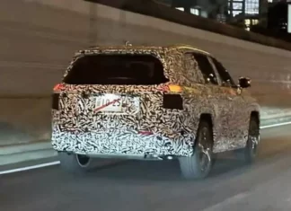 Chega em 2025: Novo Toyota RAV4 surge com camuflagem Foto: Cochespias / Autopareri