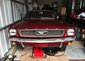 Guardado por 38 anos, Ford Mustang 1976 ainda preserva originalidade
