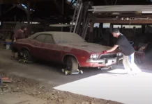 Abandonado por 40 anos, Dodge Challenger 1973 é encontrado
