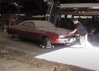 Abandonado por 40 anos, Dodge Challenger 1973 é encontrado